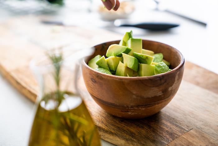 avokado narežite na kocke, originalno predjed, ki jo je enostavno pripraviti za vso družino