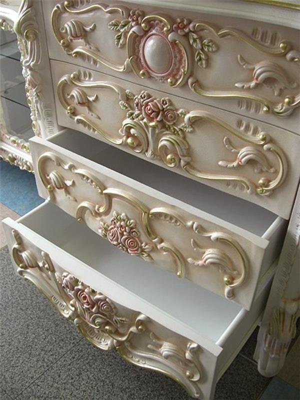 Gustavian-pohištvo-kitch-bež-tapiserija-v-otrpani-spalnici