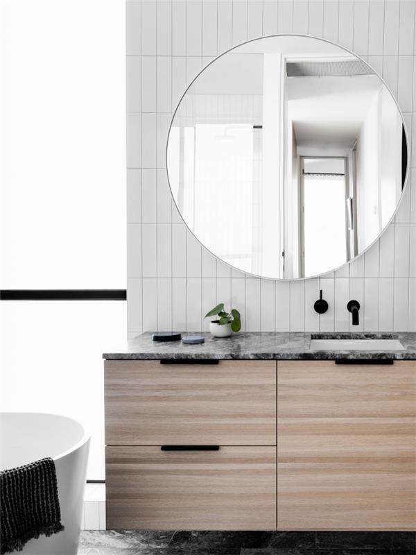 minimalist banyo için pvc duvar karosu fikri, beyaz gri ve ahşap ayaklı küvetli banyo dekoru