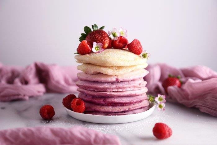 ombre gözleme yapma fikri, pembenin farklı tonları, yemek fotoğrafçılığı çilekli gözleme