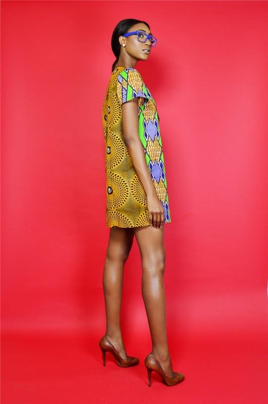 Afrikos tunika geltonos spalvos su žaliais ir mėlynais geometriniais raštais, afrikietiško stiliaus moteriškų drabužių idėja