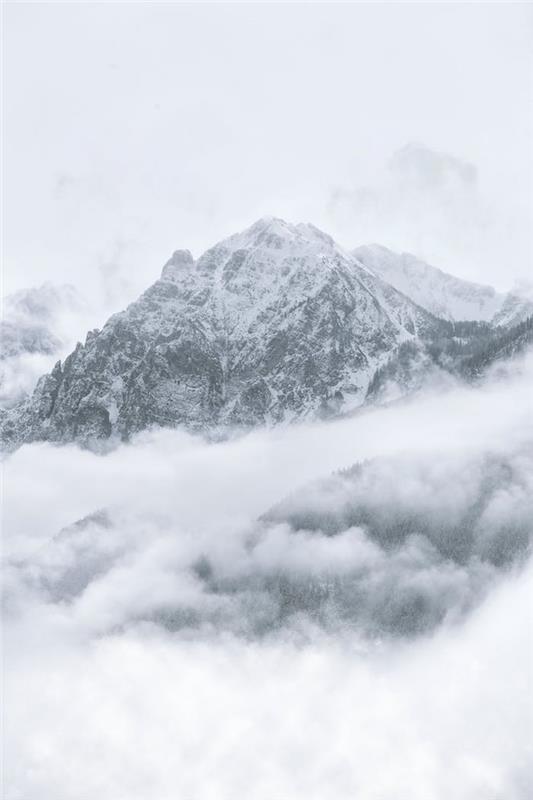 Fotografija zasnežene gore v črno -beli enobarvni podobi, grafično črno -bela risba