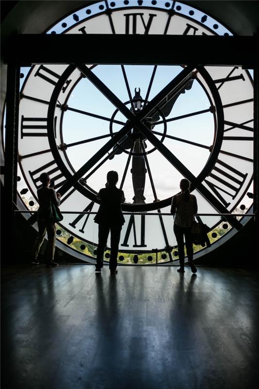 Velika postajna ura, spremenjena v muzej v Parizu, pokrajinsko ozadje, naredi foto ozadje
