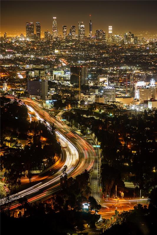 Los Angeles ponoči, čudovita fotografija z nočnimi lučmi stavb in avtomobilov, promet v LA in ekološki ukrepi