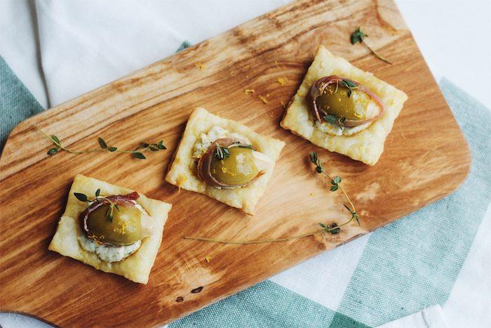 taze otlar, salam ve zeytin ile peynirli puf böreği kare, puf böreği meze