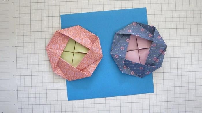 graži kamelijos origami gėlė raštuotame popieriuje, idėja pavasariui pasidaryk pats, kad gėlės atsidurtų dėmesio centre