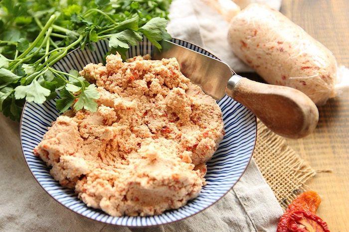 tofu ve güneşte kurutulmuş domates ile yayılmış vegan