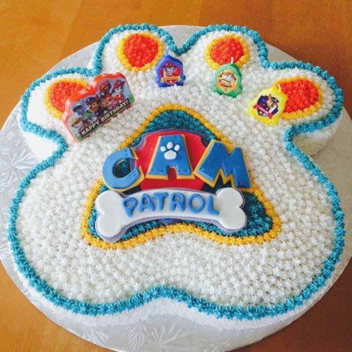 paw patrol torta v obliki pasje šape z logotipom filma, lepo okrašena torta