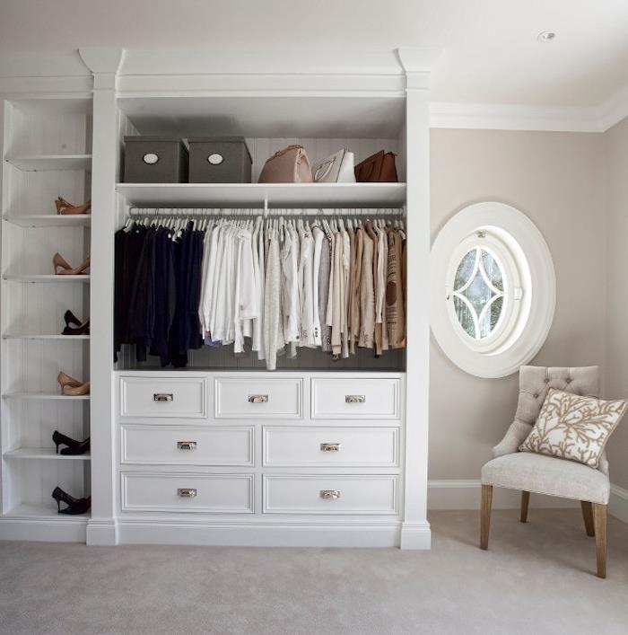 barva strune v preprosti spalnici, odprta garderobna omara s predali in shrambo za čevlje, siv stol