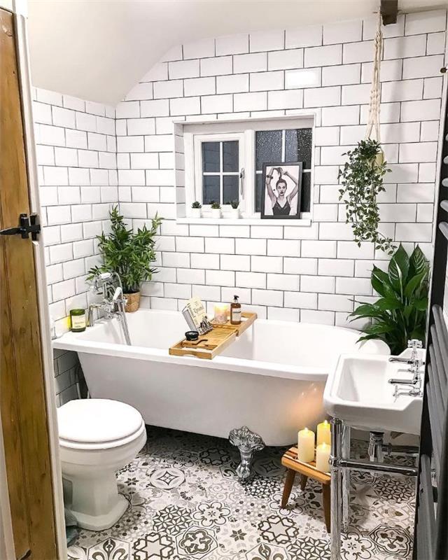 beyaz çimento fayans zemin ve beyaz metro kiremitli duvarlar ile küçük beyaz banyo kapalı yeşil bitkiler