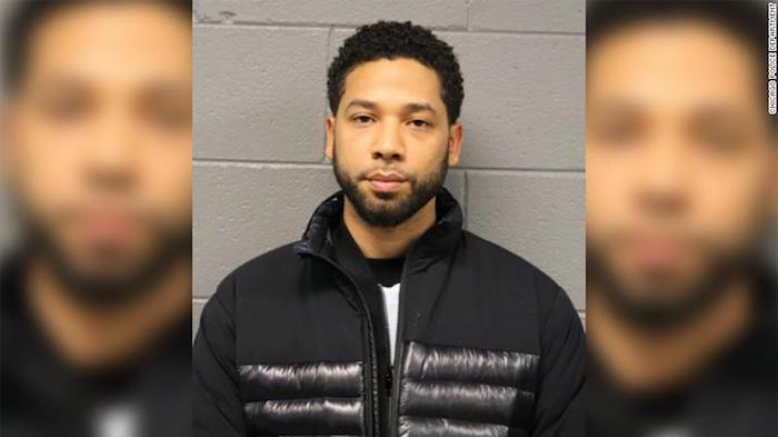 fotografija Jussie Smollett na policijski postaji v Chicagu, potem ko je bila obtožena lažnega pričevanja v zgodbi o njegovem lažnem napadu