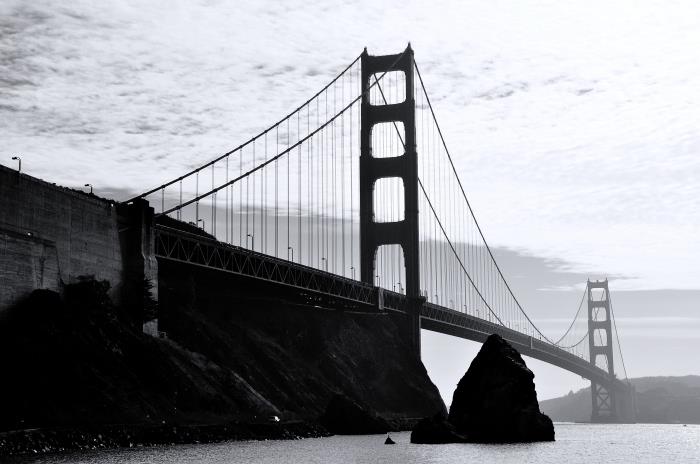 črno -bela slika panoramski pogled na most Golden gate v San Franciscu pod nebom prekritim z oblaki