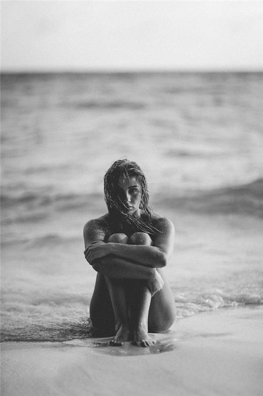 Ženska na plaži ob morju, črno -bela pokrajina, ideja za fotografije na namizju