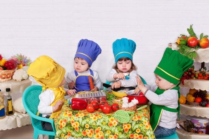 primo-corso-cucina-bambini-apprendono-riconoscere-alimenti-legumi-frutta-attivita-manuale