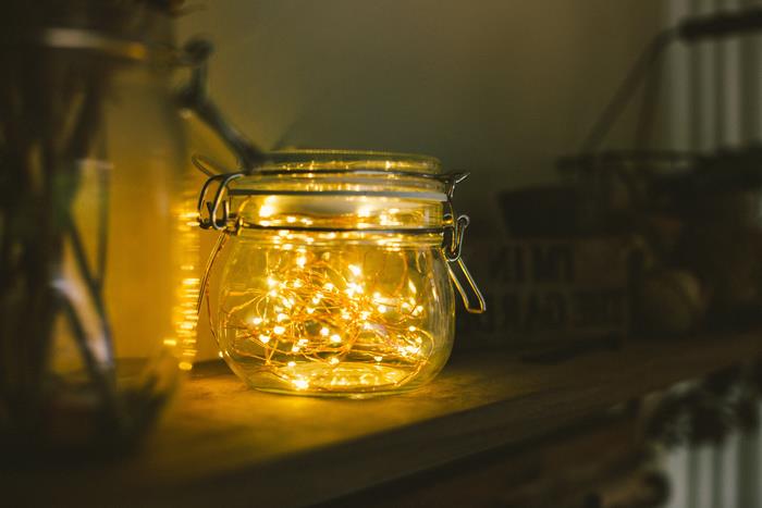 svetilka za minutni kozarec, narejena z vijencem iz LED luči, nameščenim v steklenem kozarcu