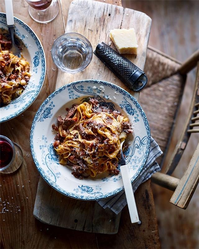 lengvas receptas, kurį galima išbandyti su draugais, paruošti tagliatelle su vištiena ir tarkuotu parmezanu, lengva ir greita vakarienės idėja