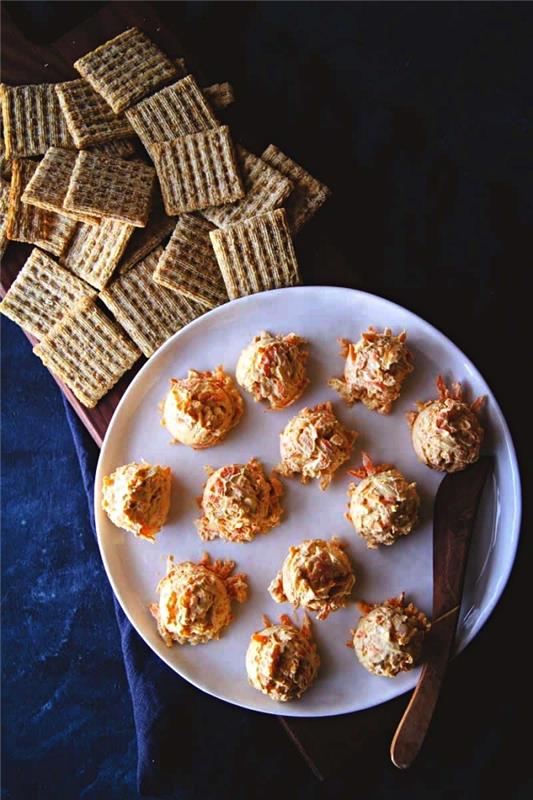 enostavna predjed brez pečenja, recept za kroglice kremnega sira in naribano korenje, postreženo s slanimi krekerji