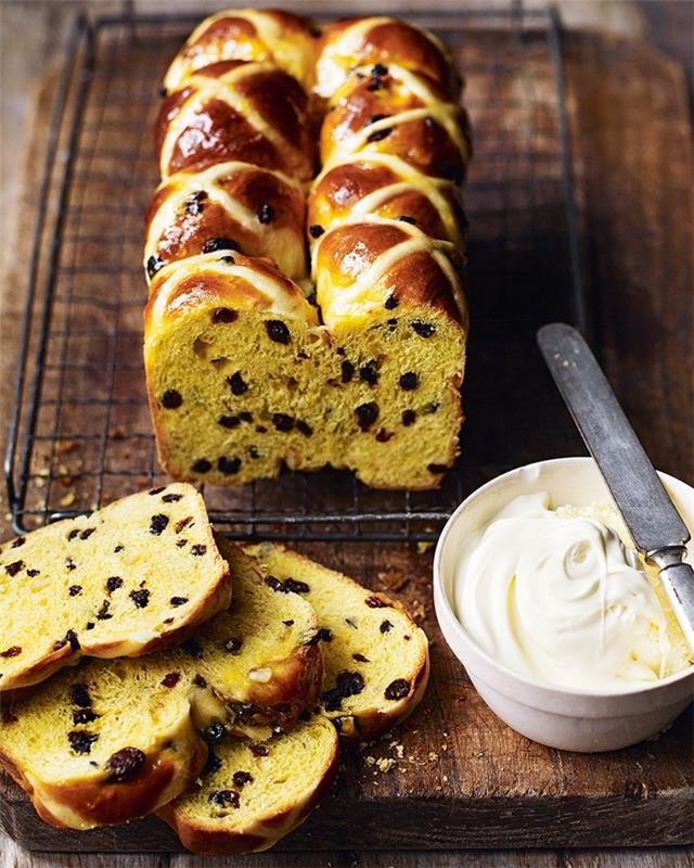 enostavna ideja za recept za brioše čokoladni kruh velikonočni čokoladni čips jajčni rumenjak stopljeno maslo