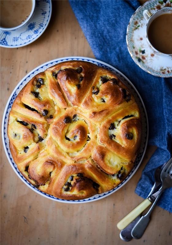 brezglutenski brioš recept čokoladni čips bela skodelica za kavo modri cvetlični vzorci