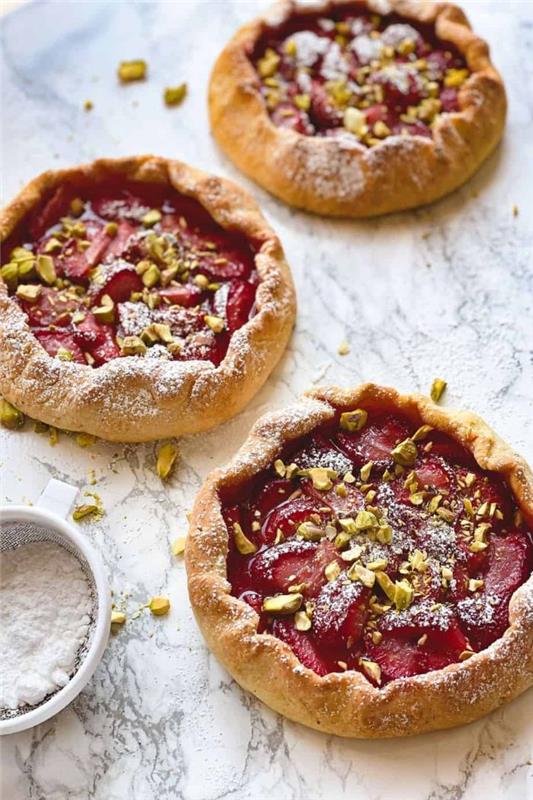 çilek ve fıstıklı galette tarifi bahar tarifi özgün ve lezzetli bir tatlı