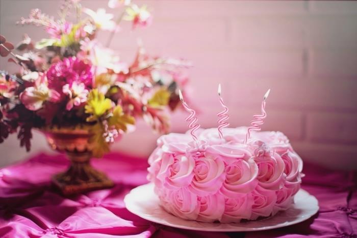 pembe kremalı güllerle pasta süslemesi için harika bir fikir, yumurtasız tarif fikri