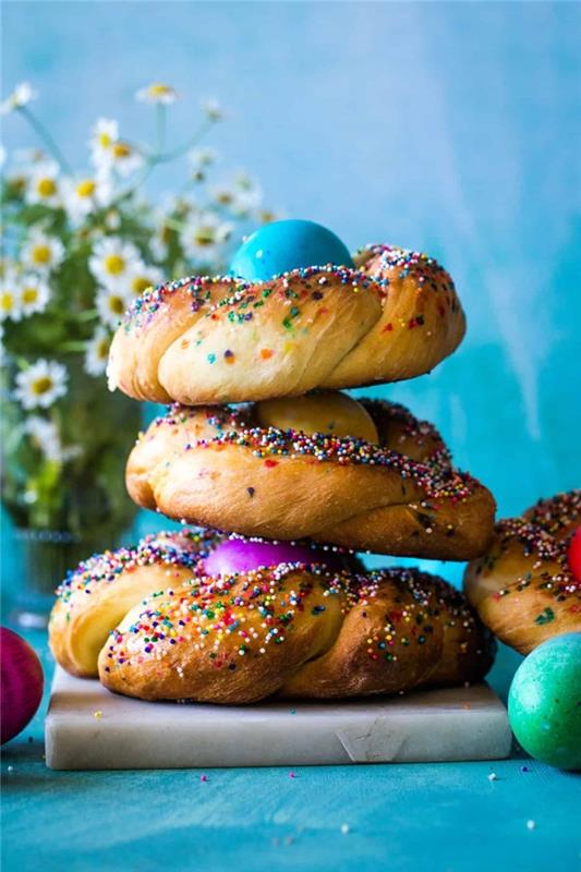 preprost recept za velikonočni kruh z briošem z jajci v središču ideja za okras brioche šopek rož