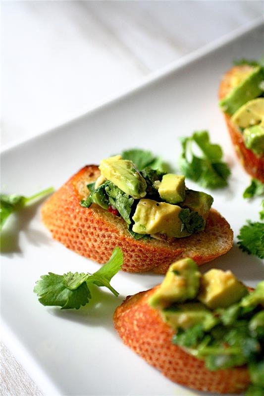 Sağlıklı ve dengeli bir kahvaltı için hızlı bir tost tarifi olan avokado chimichurri bruschetta nasıl hazırlanır