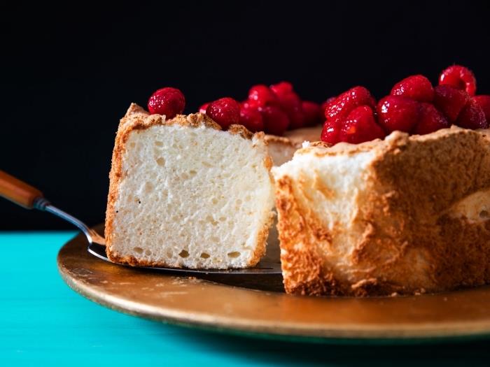 Hitra in enostavna jogurtova torta brez glutena, mehka vanilija iz mešanice moke brez glutena, okrašena z jagodami