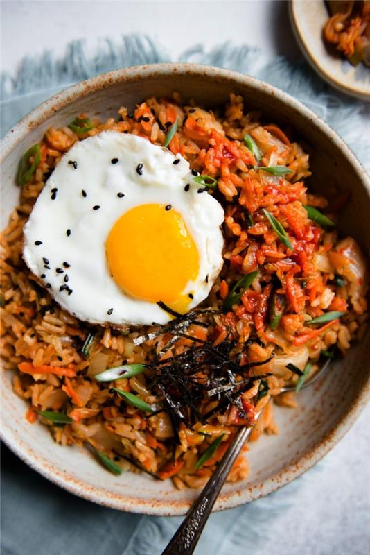 kimchi ocvrt rižev recept z ocvrtim jajcem in zelenjavo, kaj na hitro pojesti nocoj