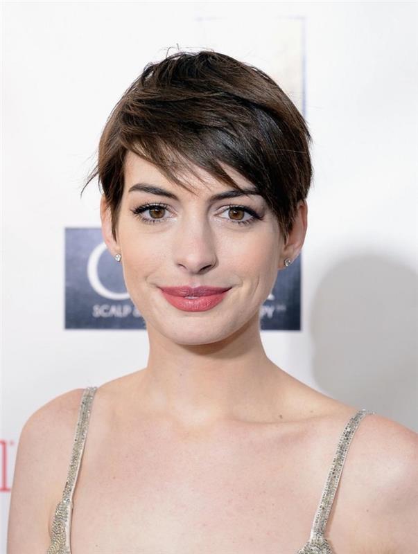 Anne Hathaway asimetrik kaküllü çok kısa saç kesimi, kırmızı rujlu kahverengi göz makyajı