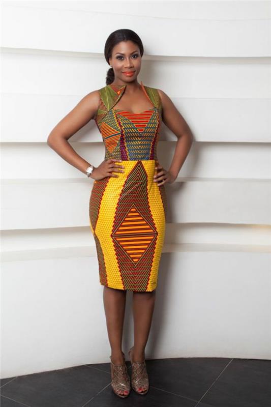 Afrikos mada, afrikietiška suknelė be rankovių, mylimojo iškirptė, geltonos ir rudos spalvos sijonas po keliu, raišteliai - šviesiai rudos spalvos sandalai
