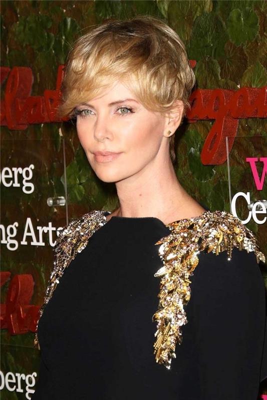 Koyu kestane alt tonlu kökleri olan bal sarısı saçlı Charlize Theron'un şık kısa saç kesimi