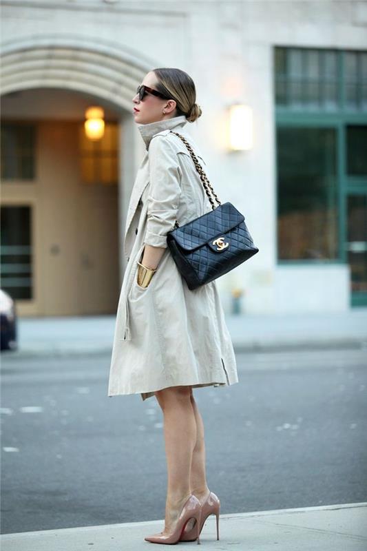 Prabangus paltas, „Chanel“ rankinė, nuogi spalvos kulniukai, prašmatni moteriška kasdieninė apranga, būk stilinga moteris