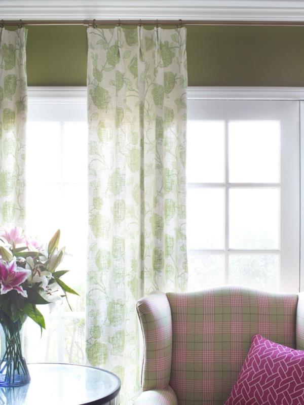 svetainė-užuolaidos-pagalvėlė-gėlės-kiemo durys-žalia-rožinė
