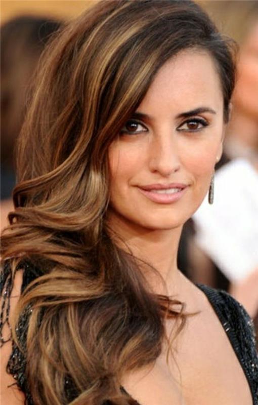 sfumature-capelli-castani-toni-dorati-base-cioccolata-pettinatura-star-hollywood-penelope-cruz