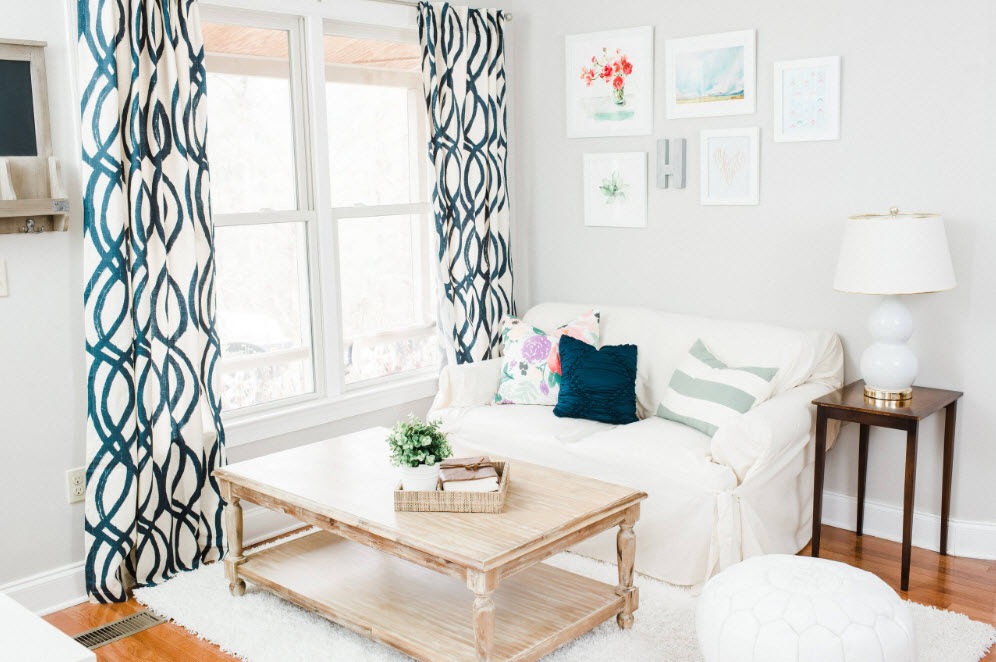 Cortinas de colores en una sala de estar blanca como la nieve