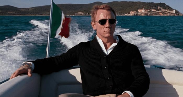 stile-casual-uomo-Daniel-Craig-hırka-nero-camicia-occhiali-da-sole-eleganti