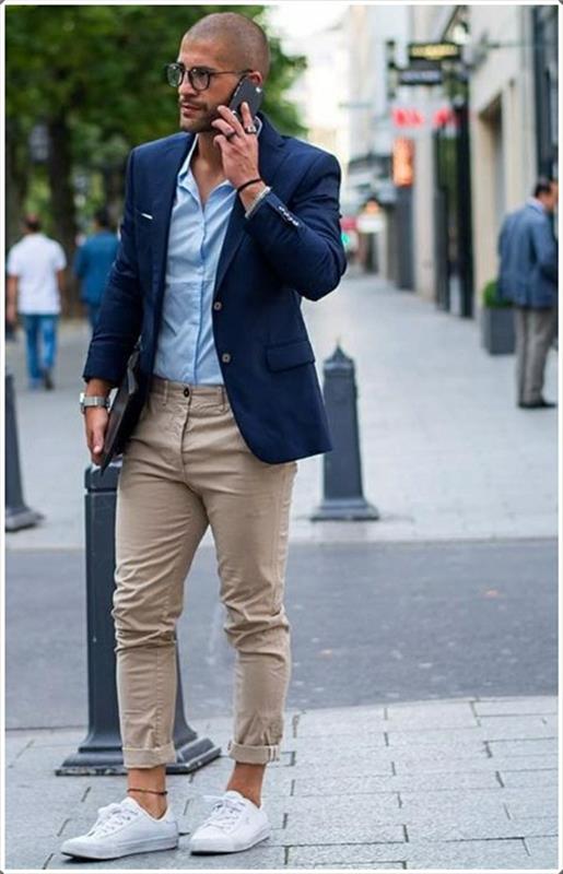 stile-casual-uomo-pantalone-color-sabbia-scarpe-da-ginnastica-bianche-giacca-blu-occhiali-da-sole