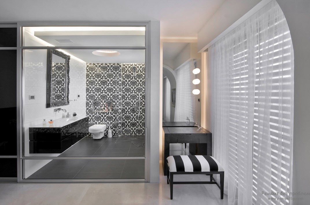 Decorare la parete centrale con ornamenti all'interno di un bagno in bianco e nero