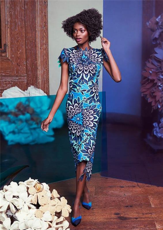 elegantiškas Afrikos suknelės modelis tamsiai mėlynos, baltos ir elektrinės mėlynos spalvos, smailūs batai elektriniai mėlyni