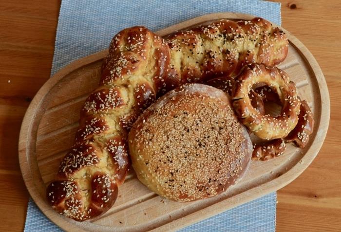 lesena namizna površina prtiček leseni pladenj recept sladkor brioche jajce polnomastno mleko večnamenska moka