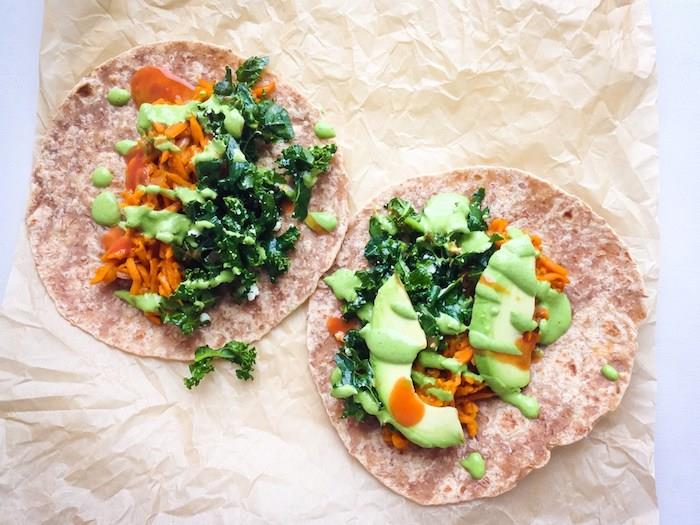 avokadolu vegan vejetaryen taco, lahana ve avokado soslu tatlı patates, hafif ve hızlı akşam yemeği