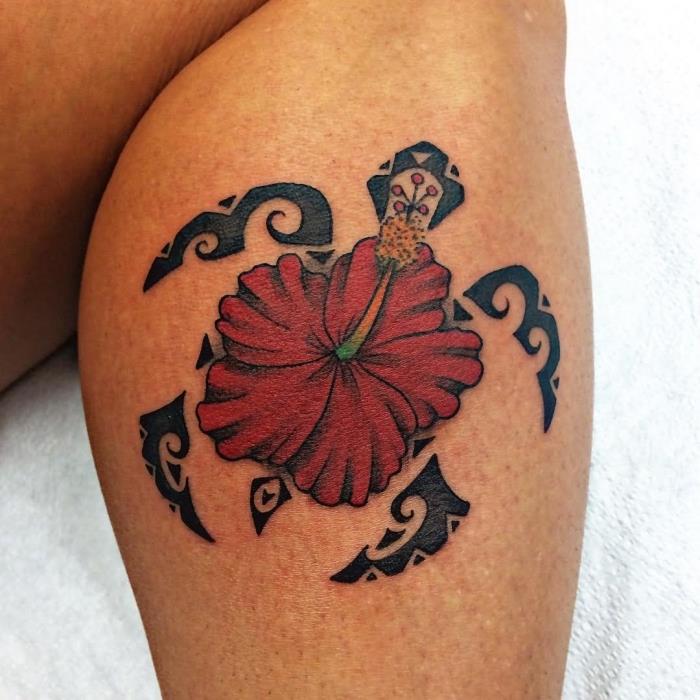 dövme kadın, küçük deniz kaplumbağası ve kırmızı çiçek ile etnik tasarım bacak üzerinde dövme fikri