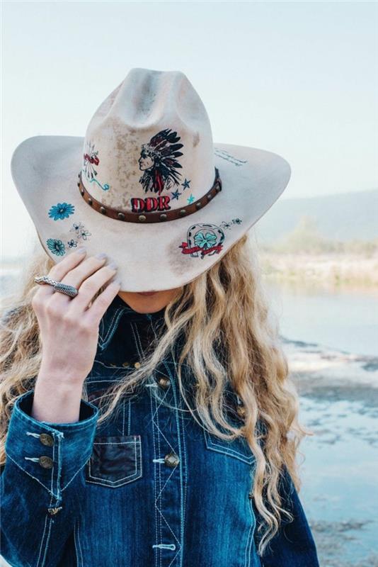 beli kavbojski klobuk, vezenine in indijski tisk, jeans majica, blond lasje