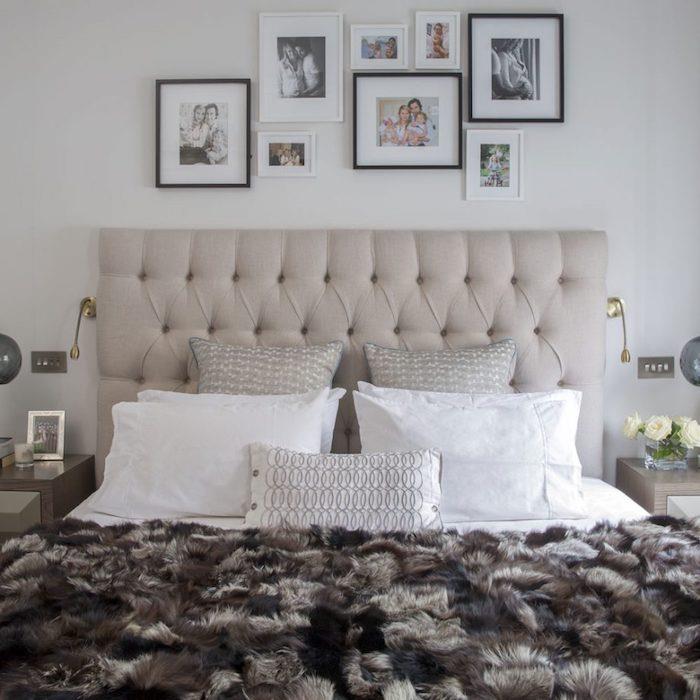 postavitev spalnice s svetlo sivim vzglavjem, sivimi in belimi blazinami, rjavo -sivo posteljno prevleko, stensko dekoracijo okvirja za fotografije