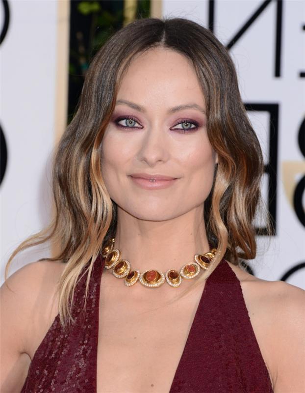 kaklaraištis ir dažymas brunetė, Olivia Wilde mėlynomis akimis ir ilgais plaukais