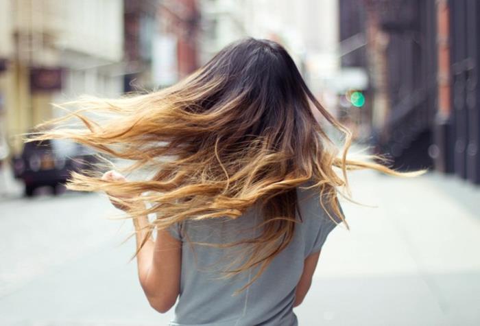 kaklaraištis ir dažymas brunetė, ilgi dviejų spalvų plaukai, šviesūs plaukų ilgiai