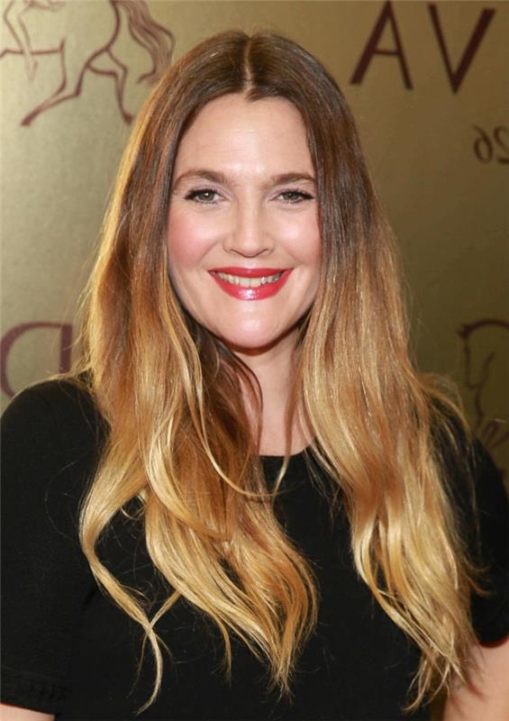 kaklaraištis ir dažai brunetė, apšviesti patarimai, raudonos lūpos, juoda viršutinė dalis, Drew Barrymore