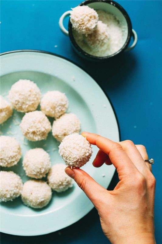 izviren recept za dietno sladico s samo petimi sestavinami, veganski beli čokoladni tartufi z orehi makadamije