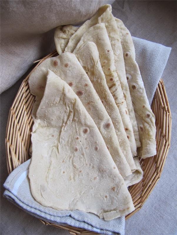 kruh lavash v slamnati košarici na prtu taco palačinka recept